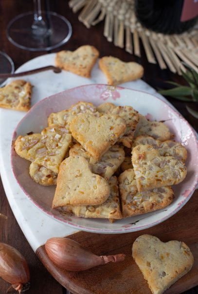 Super recette de Biscuits apéritif aux amandes et échalotes fraiches