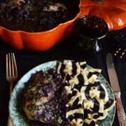 recette salée pour Halloween : Poulet violet à la sauce verte