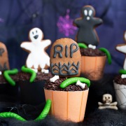 Idées de recette pour Halloween : des cupcakes banane chocolat aux vermicelles de chocolat et aux vers de terre bonbons