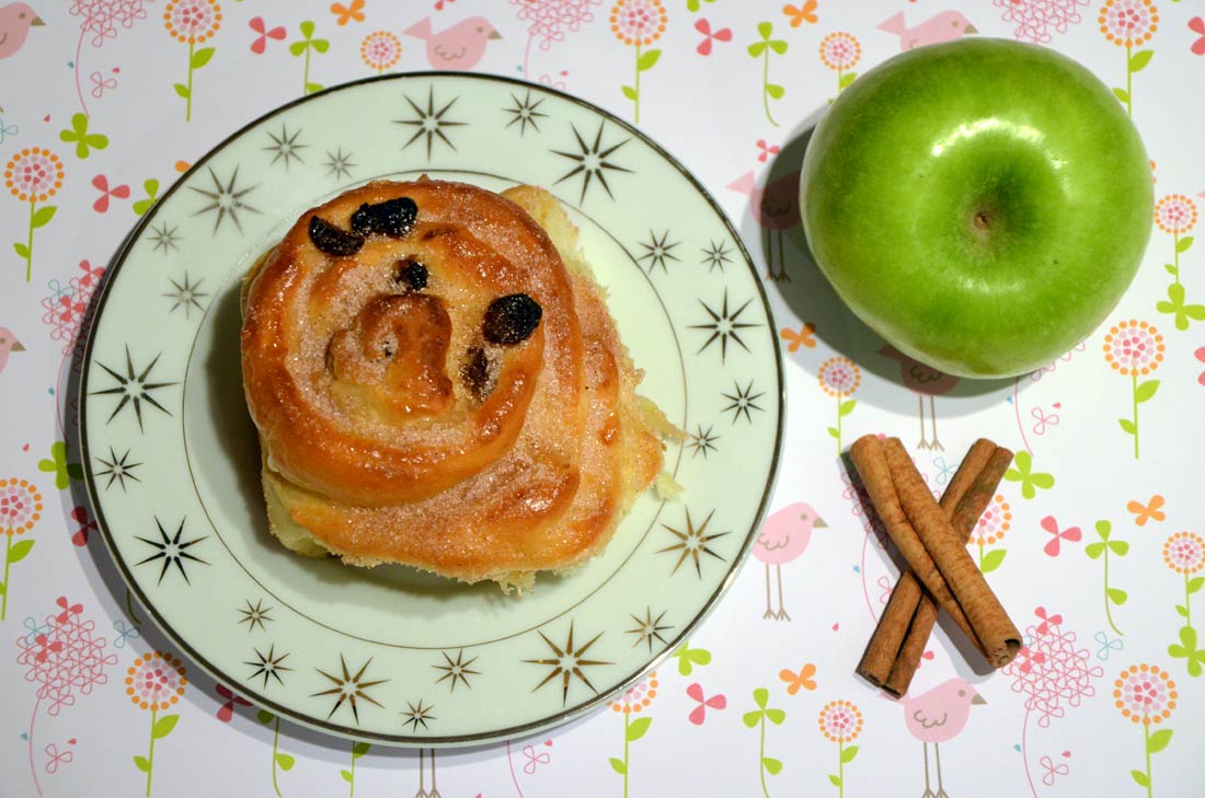 Recette de Chelsea Buns, des brioches roulées à la pomme, cannelle et aux raisins