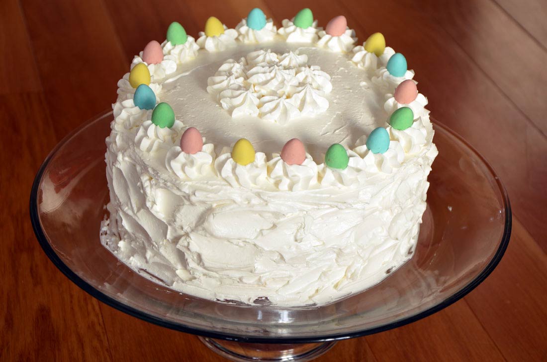 Délicieux gâteau de Pâques, un layer cake vanille framboises