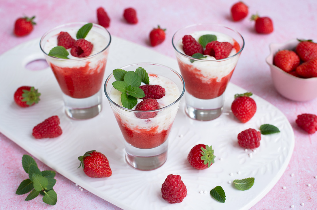 Dessert facile : perles du Japon au lait de coco, soupe de fraises et framboises