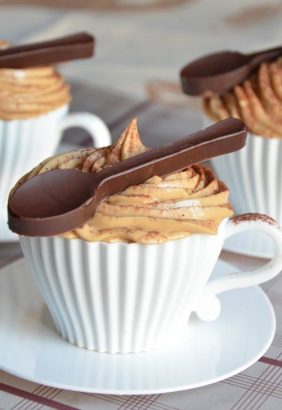 Cupcakes cappuccino et cuillères chocolat