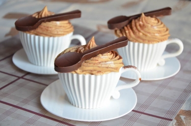 cupcakes cappuccino et cuillères en chocolat