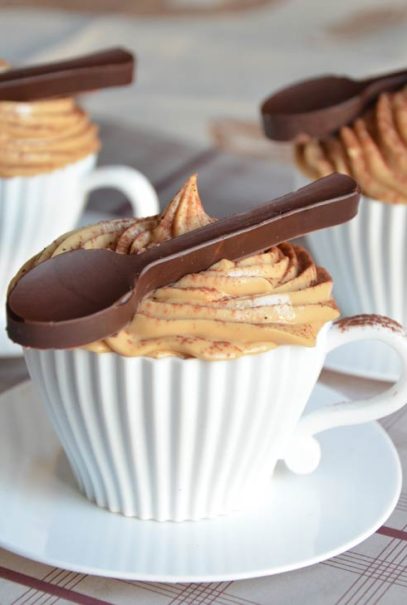 cupcakes cappuccino et cuillères en chocolat