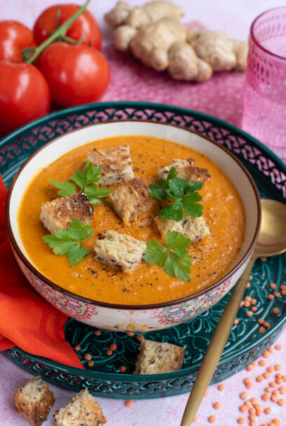 Soupe lentilles corail avec des croûtons frottés au gingembre