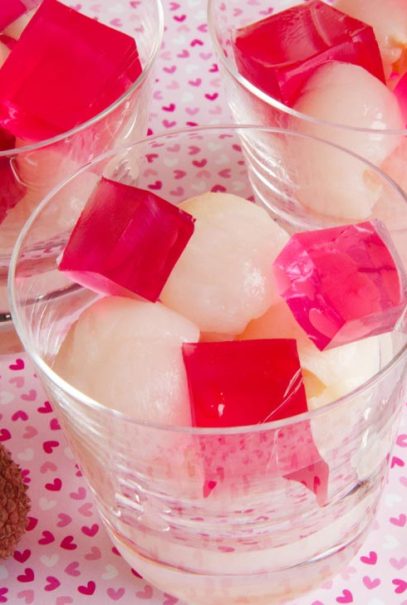 Litchis et cubes de gelée de rose