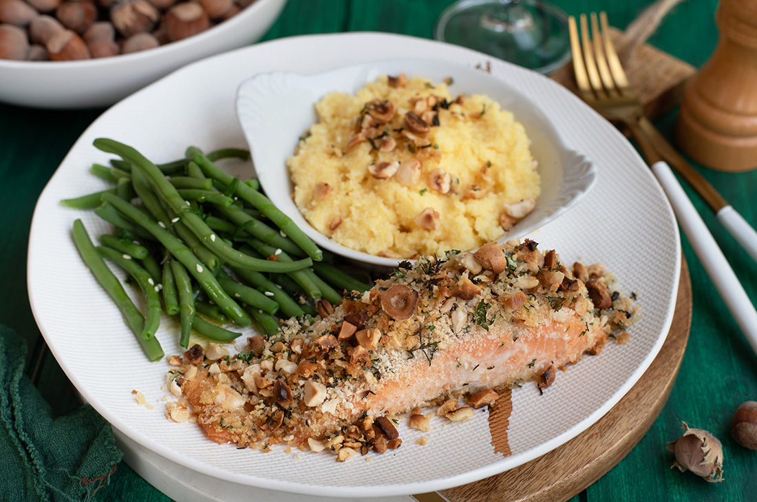 Recette de saumon en croûte de noisettes servi avec polenta et haricots verts