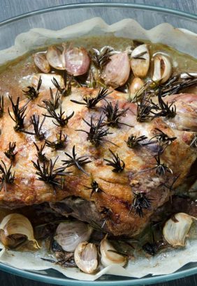 Gigot d’agneau à l’ail et au romarin