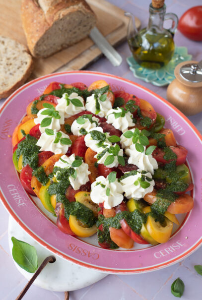 Plat de tomates, chantilly au chèvre et pesto