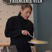 Atelier de découpe fromages avec Claire Griffon à la fromagerie Gien