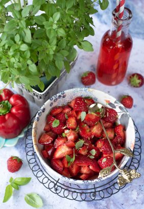 Tartare de fraises et poivron rouge au basilic