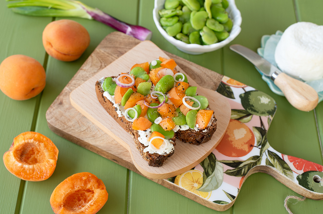 Tartine ricotta, abricots et fèves : beau et gourmand