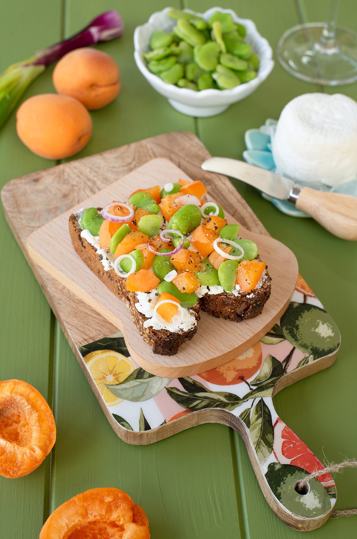 Tartine gourmande à la ricotta, abricots et fèves