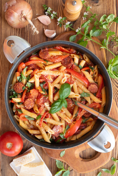 One pot pasta, recette facile aux penne, chorizo et poivrons