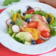 salade fraicheur au saumon fumé myrtilles et tomates