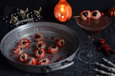 Yeux de zombie rose litchi et cocktail pour Halloween