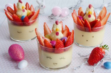 Petits pots chocolat blanc aux fraises et oeufs de Pâques