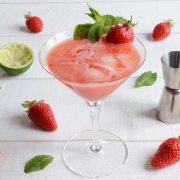 Cocktail liqueur de sureau, gin et fraises fraiches