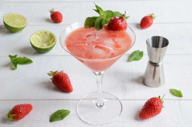 Cocktail liqueur de sureau, gin et fraises fraiches