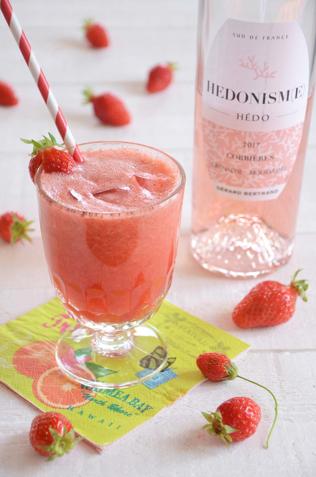 Jus de fraises au vin rosé glacé maison à servir à l'apéritif