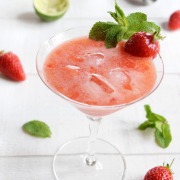 Cocktail liqueur de sureau, gin et fraises fraiches maison