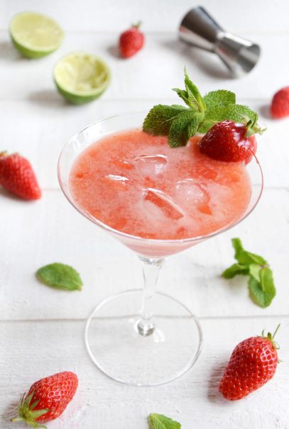 Cocktail liqueur de sureau, gin et fraises fraiches maison