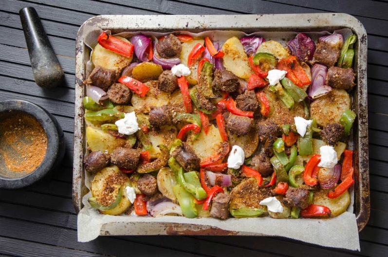 Tian de saucisses, pommes de terre et poivrons