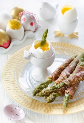 Oeuf à la coque et mouillettes d’asperges au jambon
