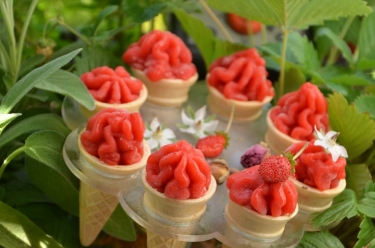Mini cornets de sorbet fraise et rose fait maison