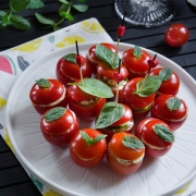Tomates cocktail garnies crème avocat ou mozza pesto