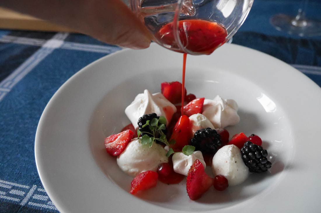 Pavlova déstructurée fraises rhubarbe crème vanille
