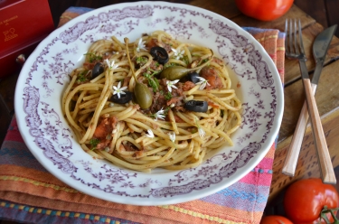 Recette de pâtes alla puttanesca, aux anchois, olives et tomates