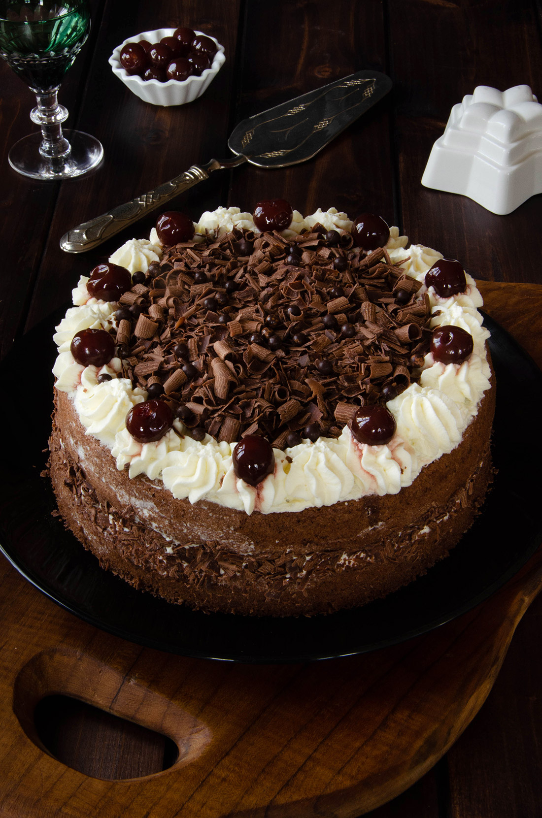 Recette maison de Forêt Noire, un délicieux gâteau au chocolat et aux griottes confites