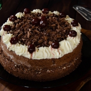 recette de Forêt Noire, un gâteau au chocolat et aux cerises confites