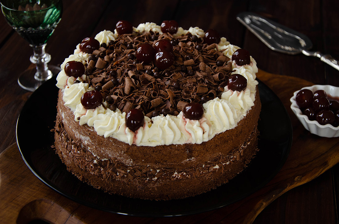 recette de Forêt Noire, un gâteau au chocolat et aux cerises confites