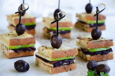 Mini sandwiches magret pomme chèvre olives