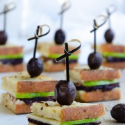 Mini sandwiches magret pomme chèvre olives