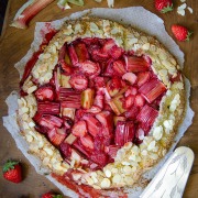 Tarte rustique sarrasin fraises rhubarbe