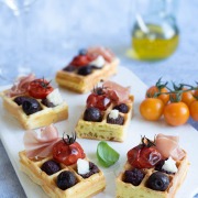 Mini gaufres au parmesan, tomates cerises rôties, olives