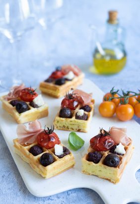 Mini gaufres au parmesan, tomates cerises rôties, olives