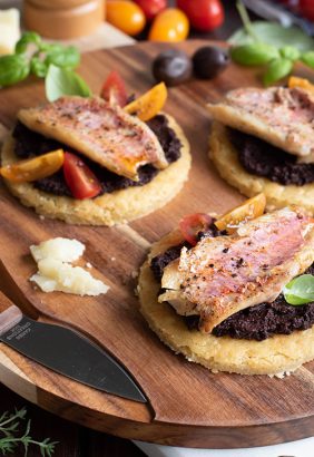 Biscuits parmesan, tapenade et rouget grillé