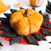Recette pour Halloween : Boule de fromage façon citrouille et crackers charbon