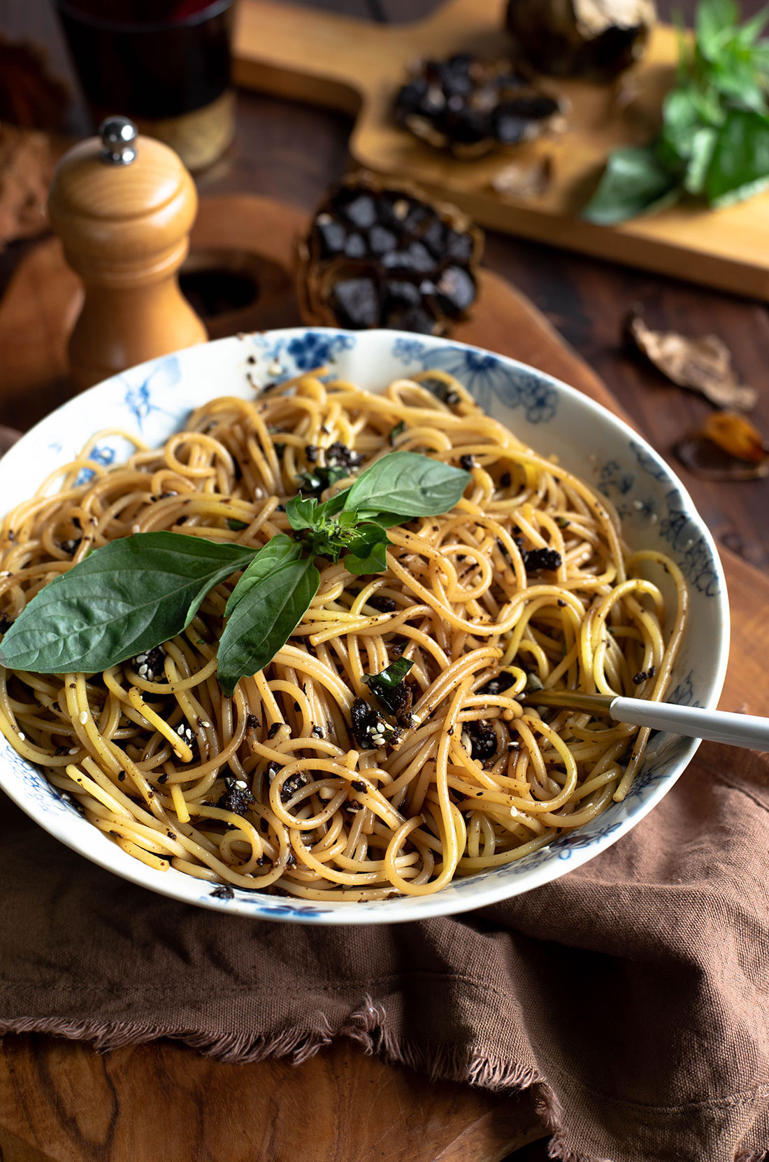 Spaghetti à l’ail noir, sésame et basilic thaï