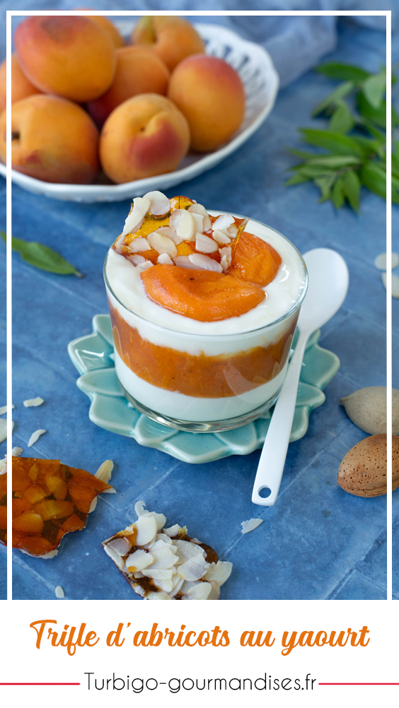 Recette de trifle d'abricots au yaourt et tuile caramel amandes