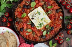 Feta rôtie tomates, poivrons, olives et tartines de tapenade