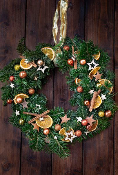 Tranches d'oranges séchées sur une couronne de Noël