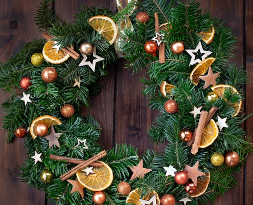 Tranches d'oranges séchées sur une couronne de Noël