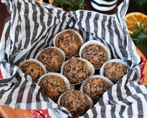 Idée de cadeau gourmand : truffes au chocolat et caramel enrobées de crêpes dentelle