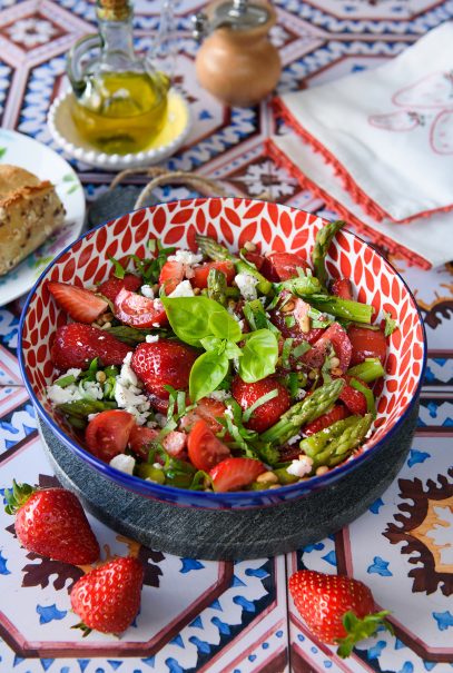 Salade asperges tomate fraises feta, colorée et gourmande
